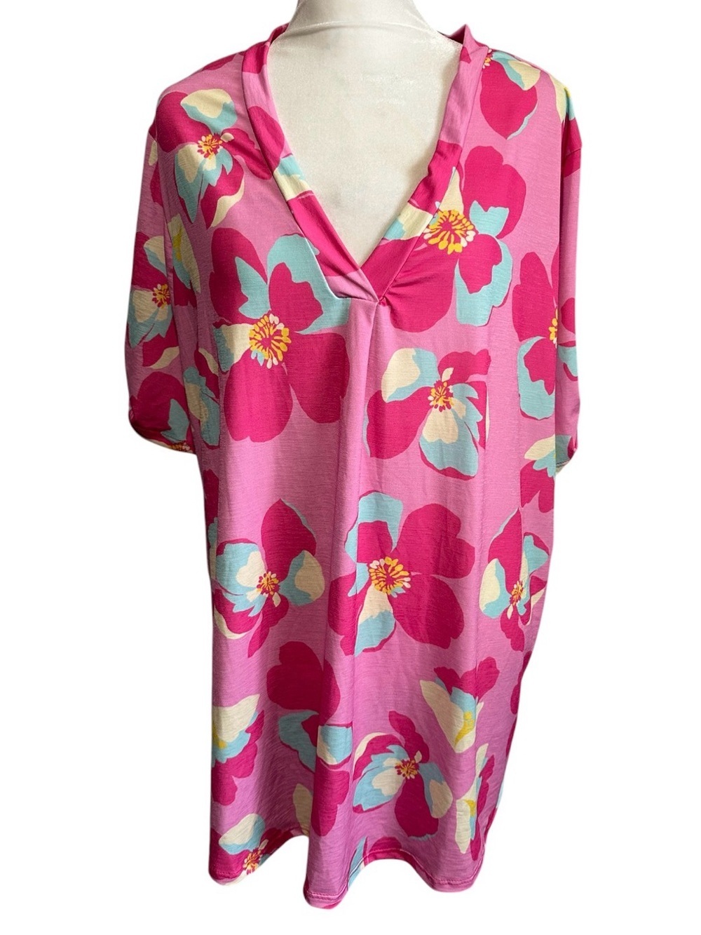 HEIMISH USA Pink Floral V-Neck top size 1X
